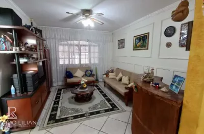 Maravilhosa casa térrea com dois dormitórios sendo uma suíte e duas vagas cobertas