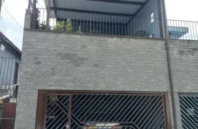 Sobrado com 4 dormitórios sendo uma suite, duas vagas e 240m² de area construída