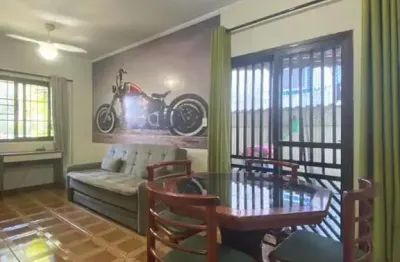 Apartamento garden com quintal privativo localizado a 350 metros da praia do caiçara.