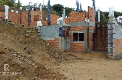 Terreno em condomínio com obra iniciada e projeto para casa com 600m² de area util.