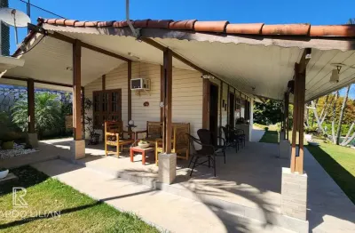 Chacara com 3 dormitorios sendo uma suite com closet e hidro e terreno de 1137m² - atibaia