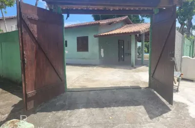 Casa de esquina em caragua com 3 dormitorios e piscina a venda.