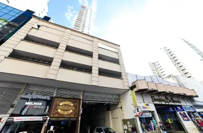 Apartamento com 1 dormitório e 1 vaga para alugar no centro.