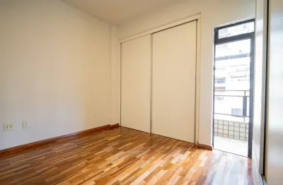 Cobertura com 3 quartos no cascatinha, com 3 lances de escada, rua plana