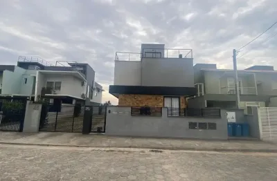 Condomínio fechado com pátio privativo 175 mt rua sem saída.