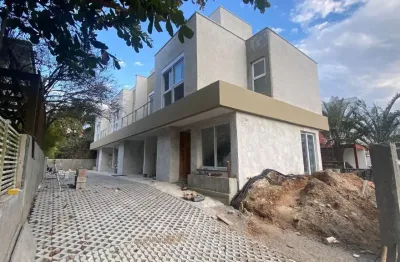 Casa geminada em condomínio fechado com pátio privativo