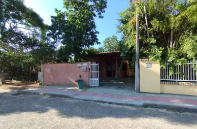 Casa em pátio individual de 230 metros terreno e 75 de área construída.