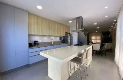 Linda, moderna e aconchegante casa com 03 dormitórios, mobiliada e decorada,  200 metros da praia do campeche.