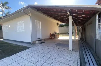 Casa com laje  passivel de 2 piso vista mar òtimo terreno em rua calçada.