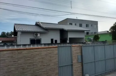 Asa tapera, 2 dormitórios, sala, cozinha com móveis planejados, banheiro, lavanderia, garagem coberta