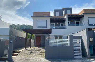 3 dormitórios, sendo uma suíte, 2 demi-suíte, um dos quartos com sacada, 1 lavabo