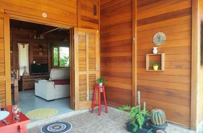 Casa térrea em madeira nobre, com 2 dormitórios, sendo uma suíte, em terreno de 478 metros