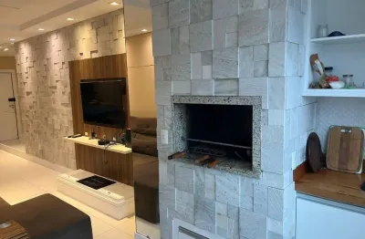 Seu novo lar neste belo apartamento localizado em um condomínio fechado, com uma localização privilegiada no novo campeche!