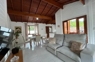 Casa a 150 mts do mar!  Feita de madeira nobre (Itaúba), contem 3 dormitórios, sendo 1 em suíte