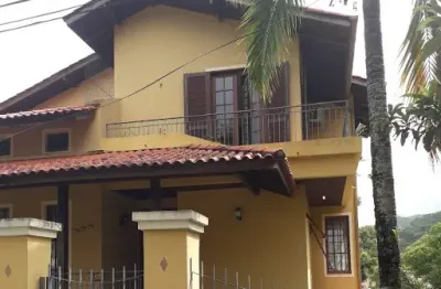 Em Meio a Natureza Casa com 3 pavimentos de 430m², construída em terreno de 750m