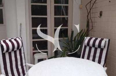 Amplo sobrado modernizado e aconchegante com 2 quartos, 1 suite, 1 edicula e 2 vagas - Boqueirão/Santos