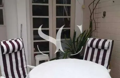 Amplo sobrado modernizado e aconchegante com 2 quartos, 1 suite, 1 edicula e 2 vagas - Boqueirão/Santos