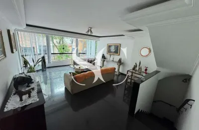 Vende-se Sobrado de 03 dormitórios no bairro de Gonzaga em Santos -