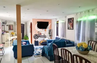 Vende-se casa de 02 dormitórios com churrasqueira e piscina no bairro de aparecida em santos.