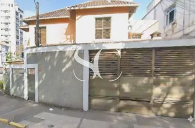 Vende-se sobrado com 03 dormitórios sendo 01 suíte no bairro de macuco em santos.