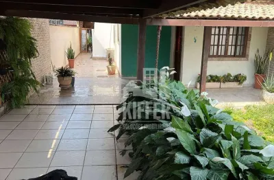Casa linear com 3 quartos e área gourmet na praia de itaipuaçu – terreno amplo, 2 vagas – r$ 495.000,00