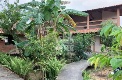 Casa linear com 2 residências no terreno – 525m², área gourmet, árvores frutíferas – bambui/maricá