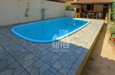 Casa com 2 quartos, suíte e piscina – próxima à rodovia e ao centro de maricá