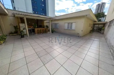 Casa térrea com salão comercial no centro de suzano/sp; diversos cômodos e amplo quintal