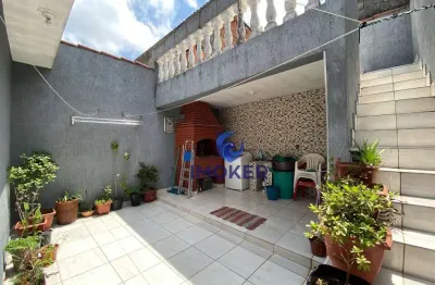 Casa térrea com 2 quartos, sendo 1 suíte; sala; cozinha; banheiro; quintal; churrasqueira; e 2 vagas cobertas; no bairro vila colorado em suzano/sp.