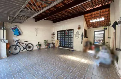 Sobrado em suzano/sp; 3 dormitórios; 3 banheiros; churrasqueira; quintal; 2 vagas cobertas.