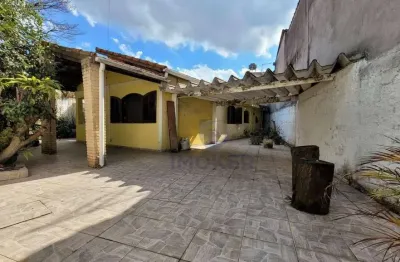 Casa térrea no centro de ferraz de vasconcelos/sp; 2 quartos; 4 vagas; amplo quintal.