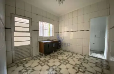 Sobrado individual/ quintal compartilhado; vila áurea, poá/sp; 2 quartos (1 suíte); sala; cozinha; 1 banheiro; área de serviço; sem vaga.