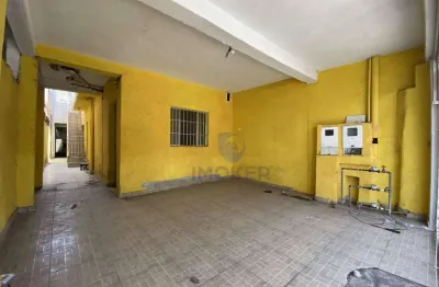 Sobrado individual/ quintal compartilhado; 2 dormitórios (1 suíte); 2 banheiros; sala de estar e jantar; cozinha; área de serviço coberta; 1 vaga.