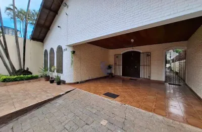 Casa térrea com 2 quartos; 3 vagas; edícula com 2 cômodos; centro, poá/sp