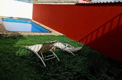 Sobrado com piscina centro de poá/sp; 2 quartos; 2 banheiros; 2 vagas; quintal