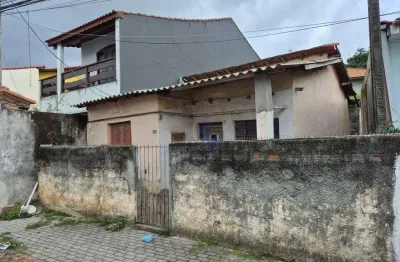 Casa térrea no centro, Poá/SP; 1 quarto; amplo terreno; próximo a estação CPTM.