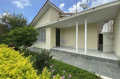 Casa térrea próxima ao Centro de Suzano/SP; 2 dormitórios; + de 5 vagas de garagem; jardim; quintal lateral e nos fundos.