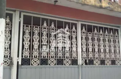 Sobrado  com três casas no mesmo quintal, com perfil de para investidor