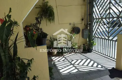 Casa com três dormitórios sendo um suite e vaga de garagem o/ 2 carros