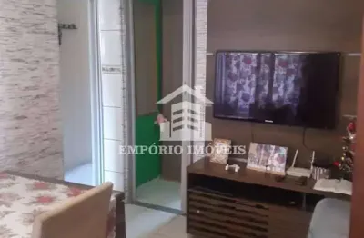 Apartamento com dois dormitórios, portaria e vaga de garagem coberta.