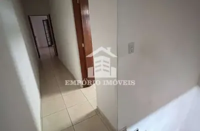 Casa com três dormitórios em e vaga de garagem para dos dois carros.