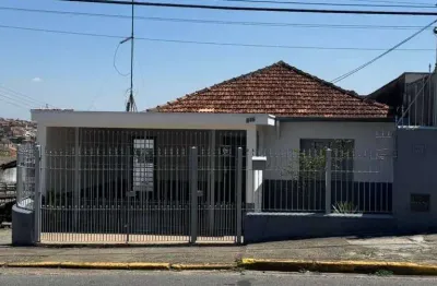 Casa de esquina com 2 residências e perfil comercial no corredor principal