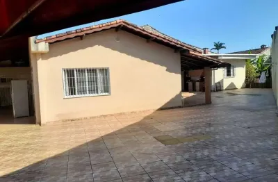 Casa térrea em mongaguá com 2 dormitórios, suíte e ampla área externa