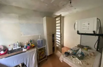 Casa ampla com 3 dormitórios e quintal – oportunidade para reforma