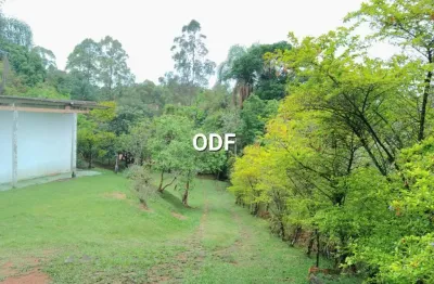 Otima chácara, casa simples, 2 dorm, piscina, arvores frutiferas, muito verde.