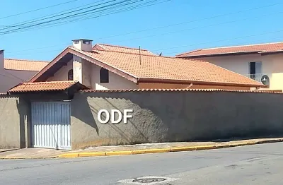 Ótima  casa terrea, edicula e área goumert com churrasqueira, 3 vagas,