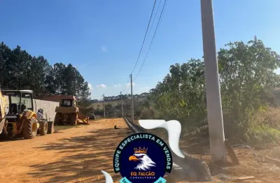 Verava: lote em condomínio, natureza preservada e acesso rápido à rodovia e comércio.