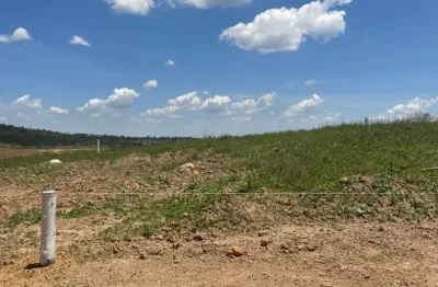 He parcelamento sem burocracia por 500m² com topografia excelente!