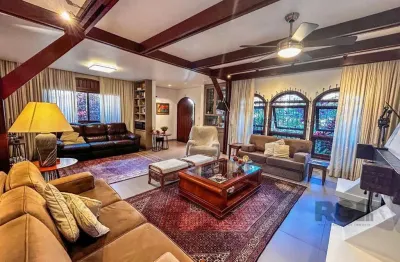 Casa 3 dormitórios, suíte, lareira, churrasqueira,, pátio, vaga garagem com 309 m² privativos.