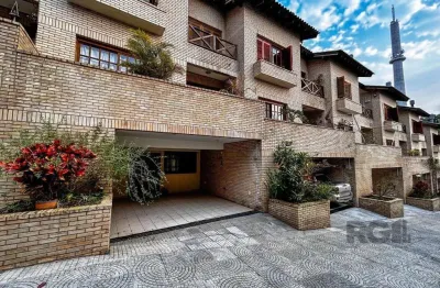 Casa em condominio, com 1 suíte, duas vagas, lareira, churrasqueira, infra estrutura completa